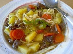 Gemsesuppe mit Rindfleisch