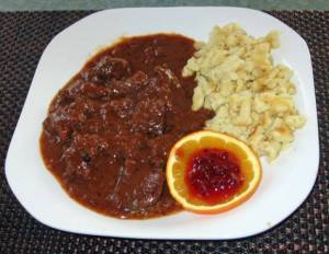 Jelen gul s brusnicami - Hirschgulash mit Preiselbeeren